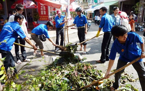 Sinh viên Đông Á và hoạt động dọn vệ sinh môi trường sau bão số 09
